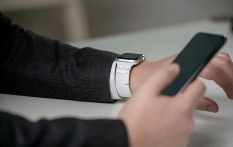 کنترل ساعت هوشمند بدون دخالت دست.